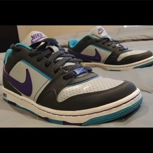 Gently used Nike shoes. Great condition!